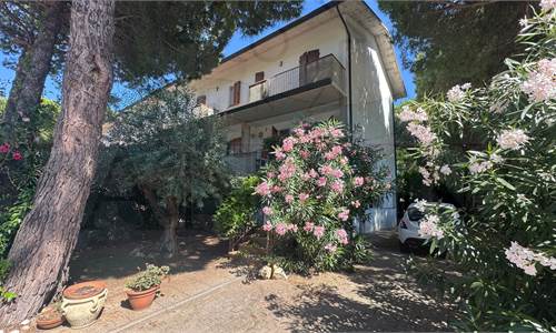 Villa a schiera terracielo libera su tre lati a due passi dal mare